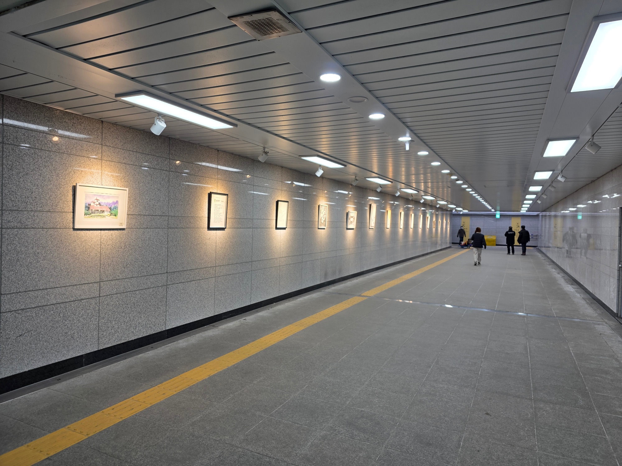 연수구, 동춘역 지하보도 전시공간으로 탈바꿈의 2번째 이미지